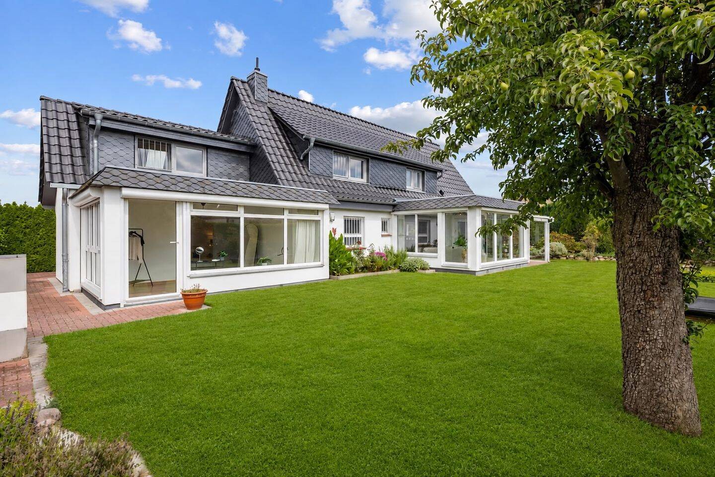 Hochwertig saniertes Einfamilienhaus mit Traumgarten & vielseitigem Garagenhaus in Pinneberg, 25421 Pinneberg