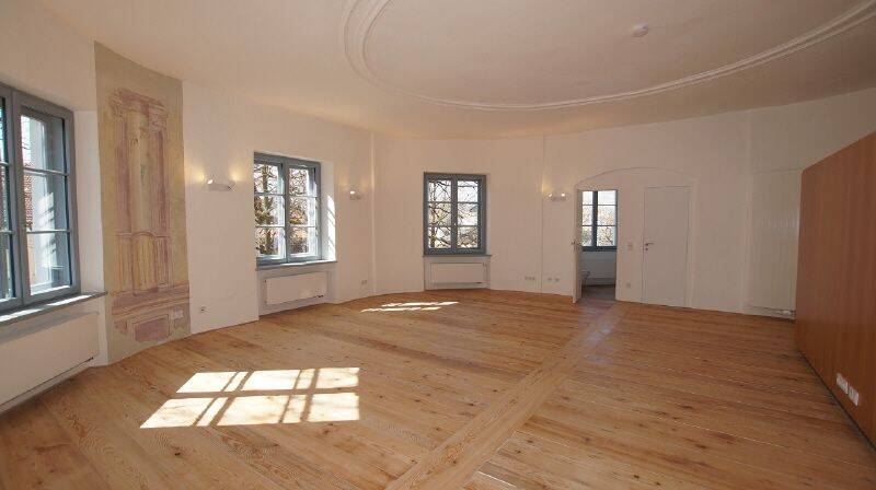 Große 4 Zimmer-Wohnung im Schloss Geltolfing, 94330 Aiterhofen