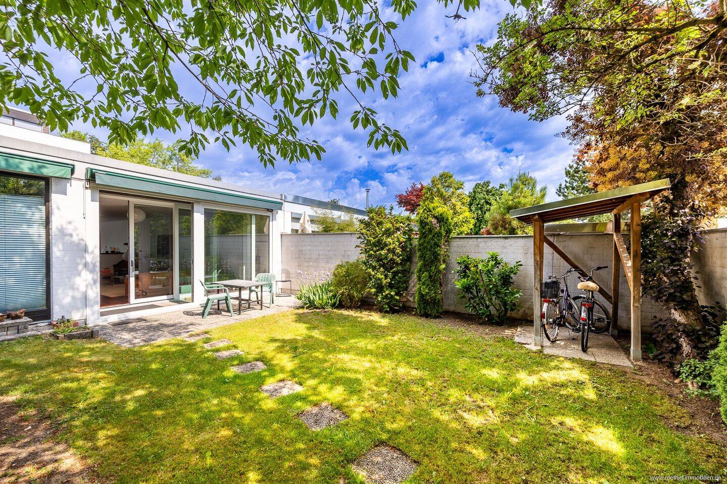 Idyllischer Wohntraum in Daglfing – fußläufig zur S-Bahn: Lichtdurchfluteter Bungalow mit wundervollem Garten, Lichthof & Hobbybereich im Untergeschos, 81929 München (Bogenhausen Trudering-Riem)