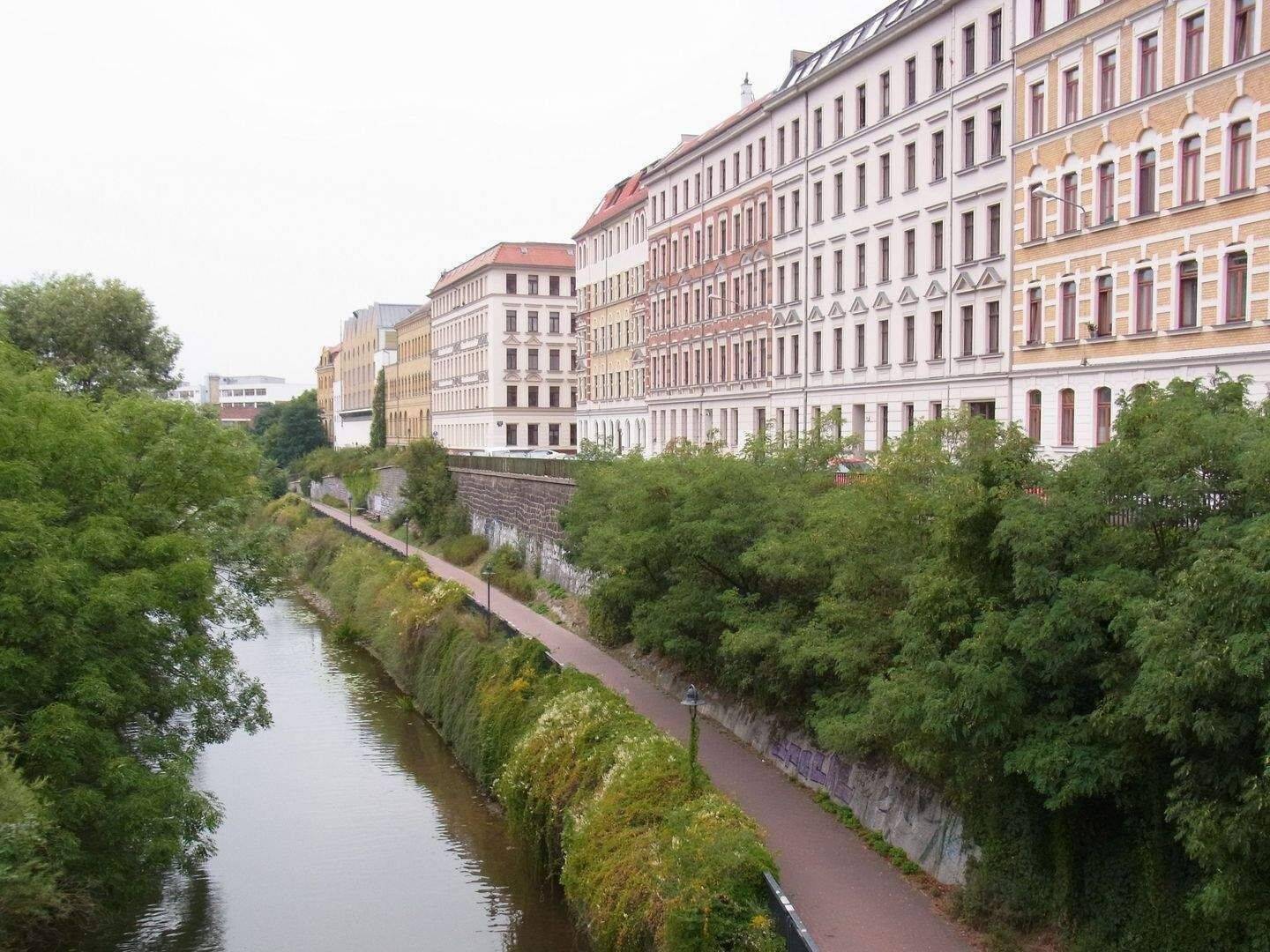 Sonniger Blick auf den Elsterkanal in Plagwitz mit Aufzug, 4229 Leipzig (Kleinzschocher Plagwitz Schleußig)