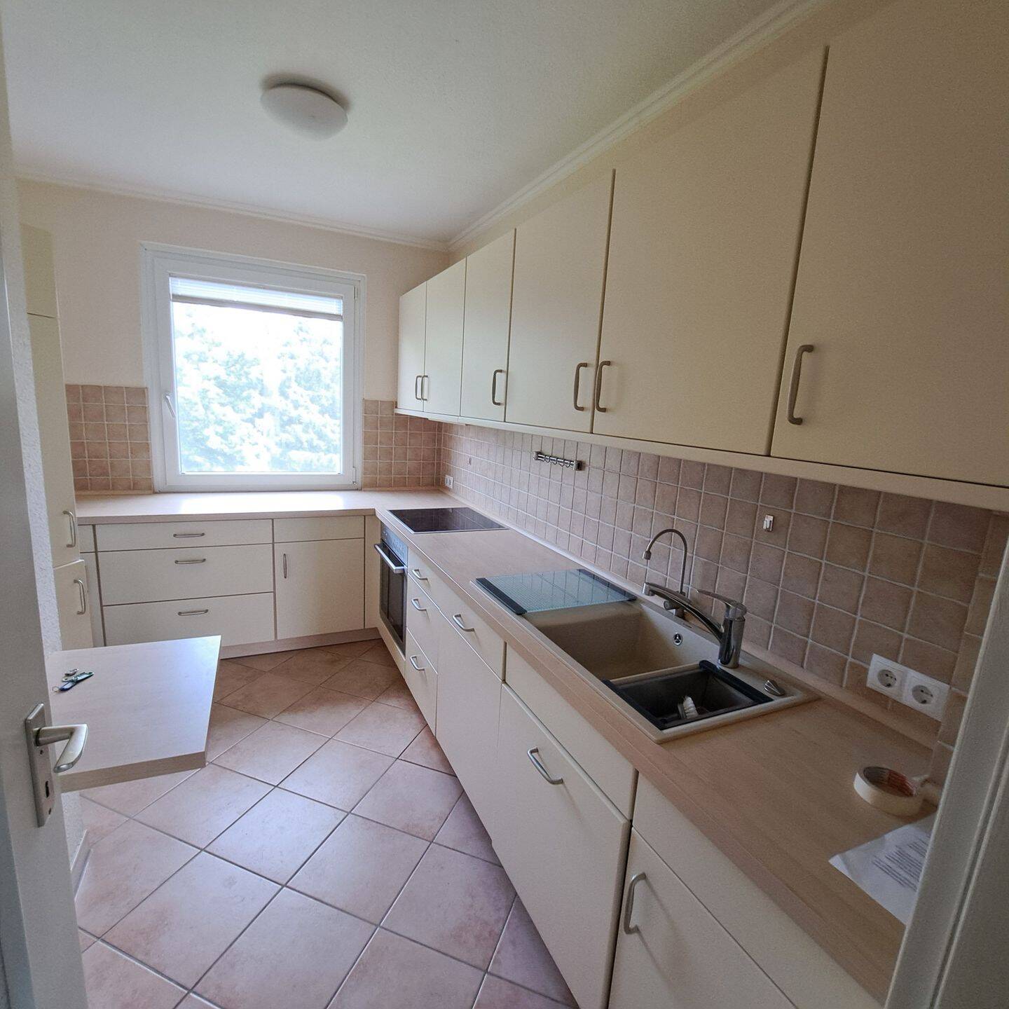 Große 3 Zimmer Wohnung mit Westbalkon, Aufzug, Tiefgaragenstellplatz, Schwimmbad und Sauna, 25451 Quickborn