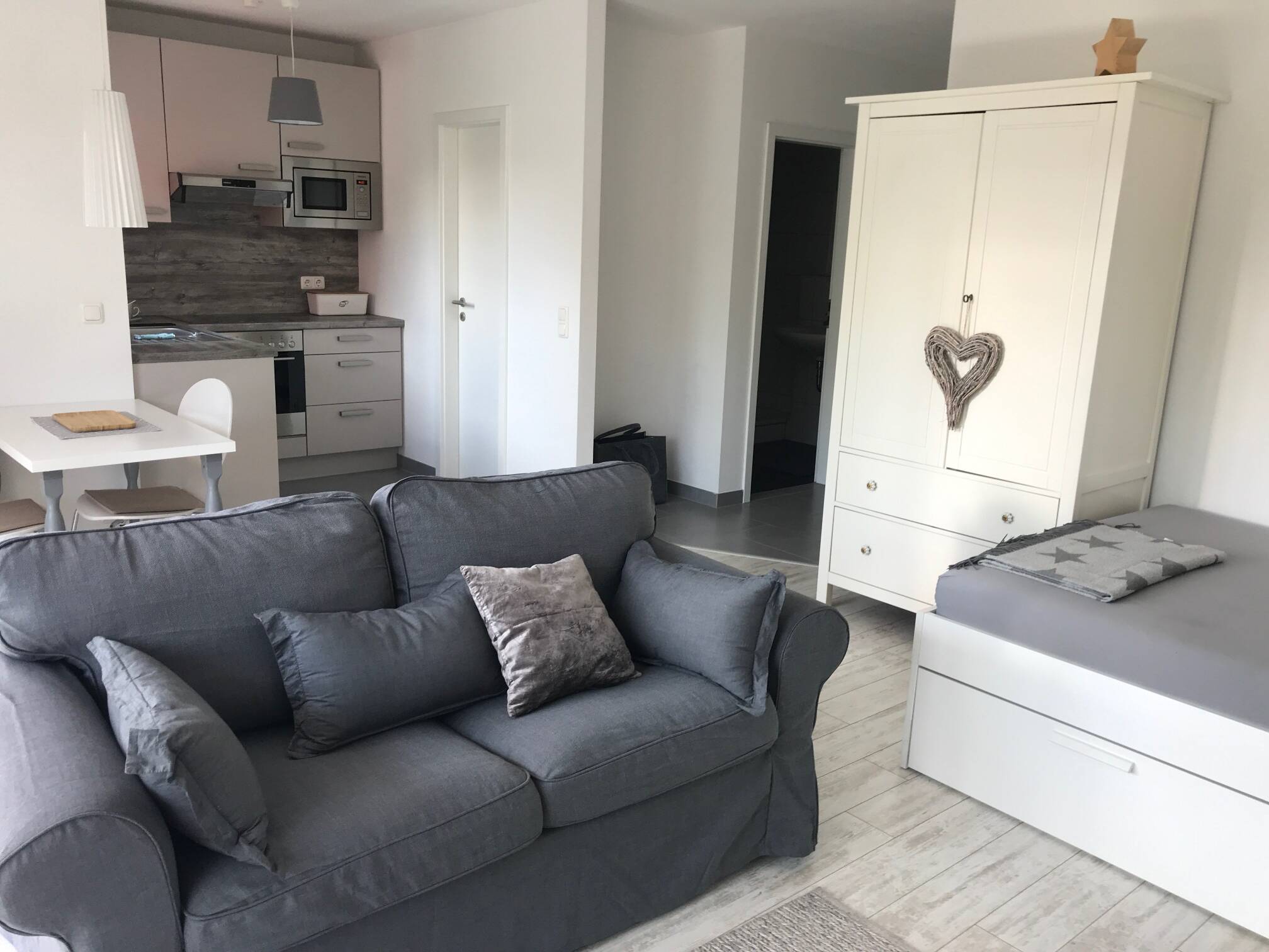 Helle, voll möbl. 1-Zi-Wohng. mit Balkon, TG und Aufzug im Frankfurter Bogen, 60435 Frankfurt am Main