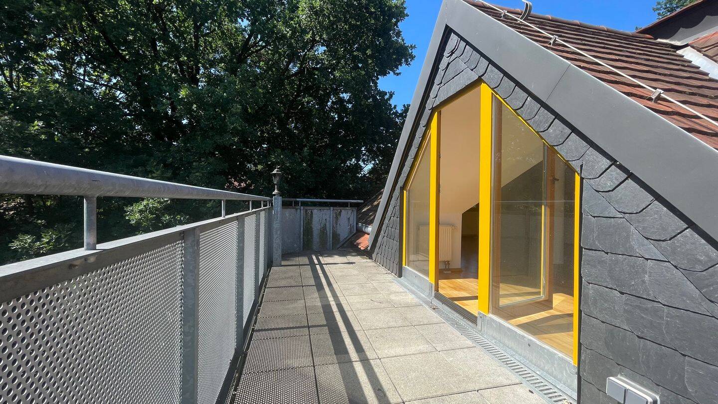 Dresden-Klotzsche: 2-Zimmer-Dachgeschosswohnung mit Dachterrasse – sofort verfügbar, 1109 Dresden (Dresdener Heide Hellerau/Wilschdorf Hellerberge Industriegebiet Klotzsche Klotzsche)