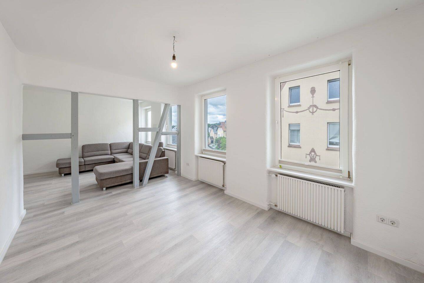Altbaucharme trifft Rendite: 4-Zimmer-Wohnung mit 6 Stellplätzen, 58511 Lüdenscheid