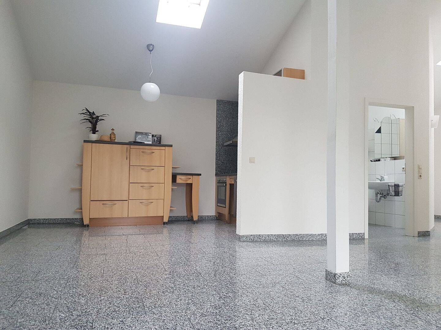 Gemütliche 2-Zimmer-Penthouse-Wohnung mit Balkon und Einbauküche in Wehr, 79664 Wehr