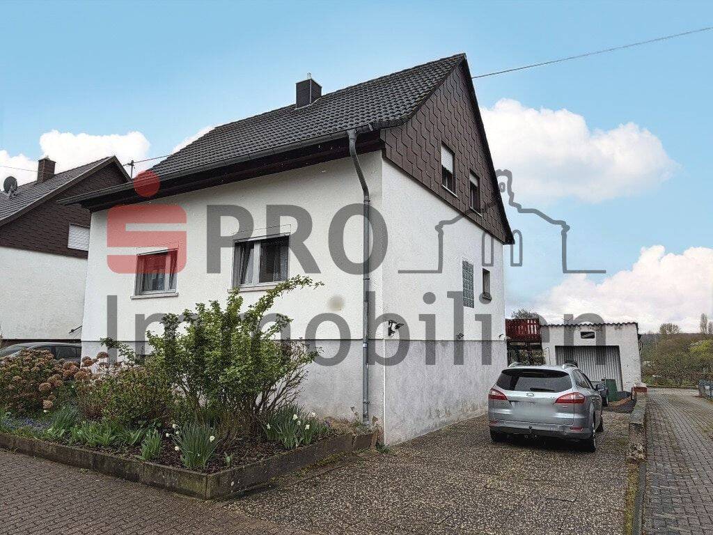 Zwei-/Dreifamilienhaus mit zwei Garagen und schönem Garten!, 66292 Riegelsberg
