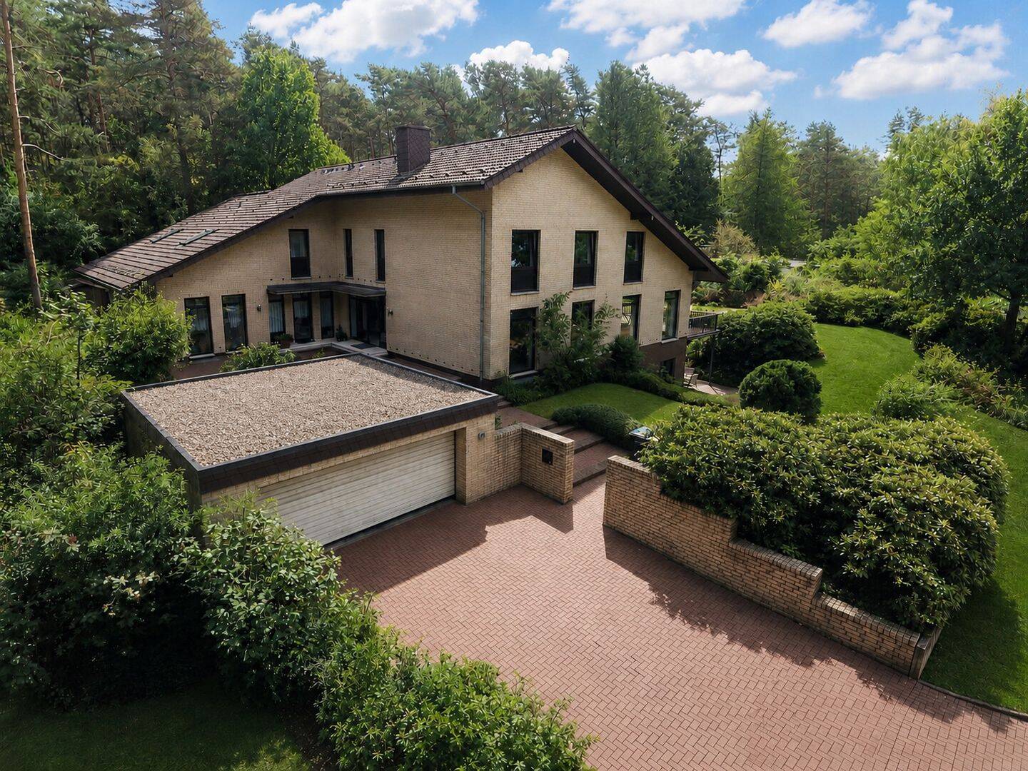 gepflegtes, extravagantes Zweifamilienhaus mit Potential für weitere Wohneinheiten, 32832 Augustdorf