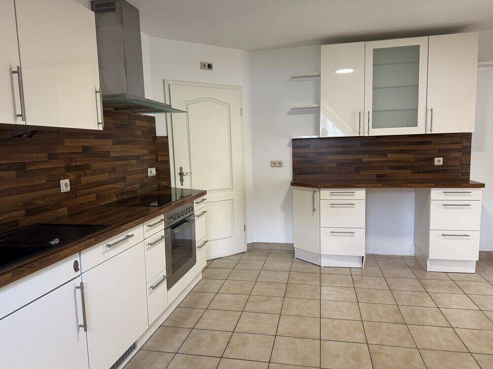 Bitburg-Stahl – Attraktive 3-Zimmer-Wohnung in schöner Wohnlage mit Einbauküche u. 2 Stellplätzen, 54634 Bitburg