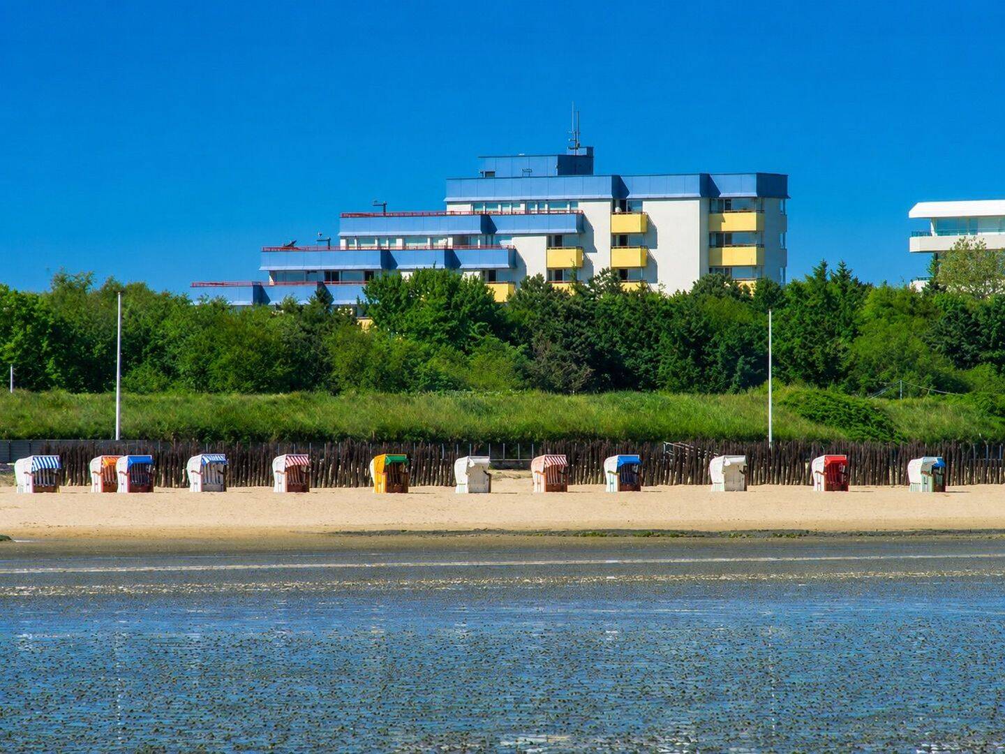 Exklusive 3-Zimmer-Ferienwohnung mit Westbalkon, Garage, Hallenbad & Sauna – nur 150 m zum Strand in Duhnen, 27476 Cuxhaven