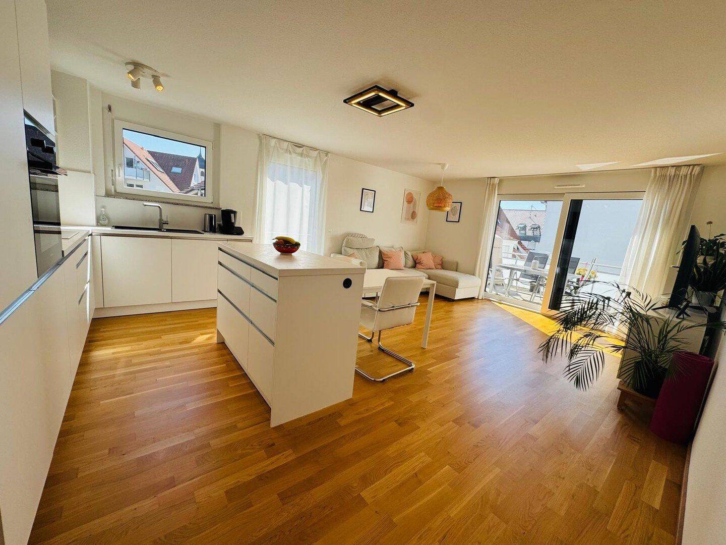 Neuwertige 4 Zimmer-Wohnung mit EBK, gr. Balkon, Tiefgaragen- & Außenstellplatz, 72649 Wolfschlugen