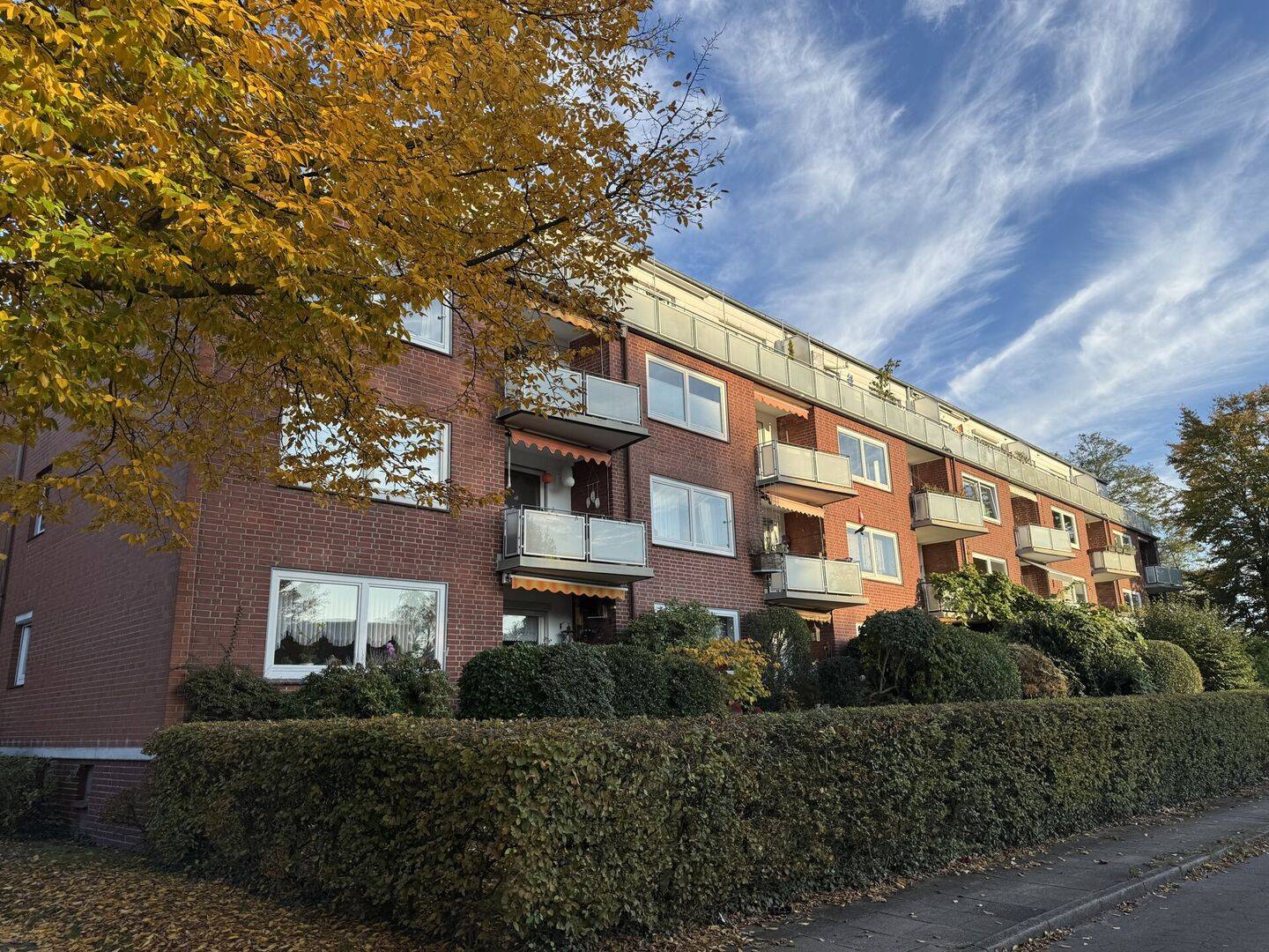Komplett modernisierte 2 ½-Zimmer-Eigentumswohnung Staffelgeschoss / Endetage mit zwei Balkonen