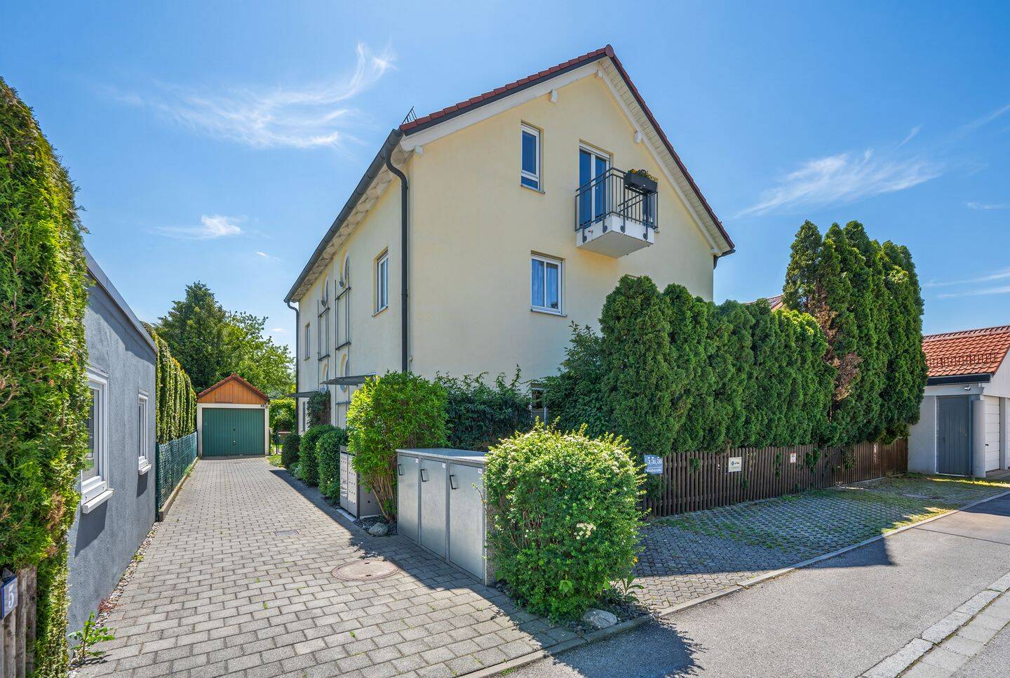 Familienglück in bester Lage – Gepflegte Doppelhaushälfte mit Südgarten, Dachstudio und Wohnkomfort!, 82205 Gilching
