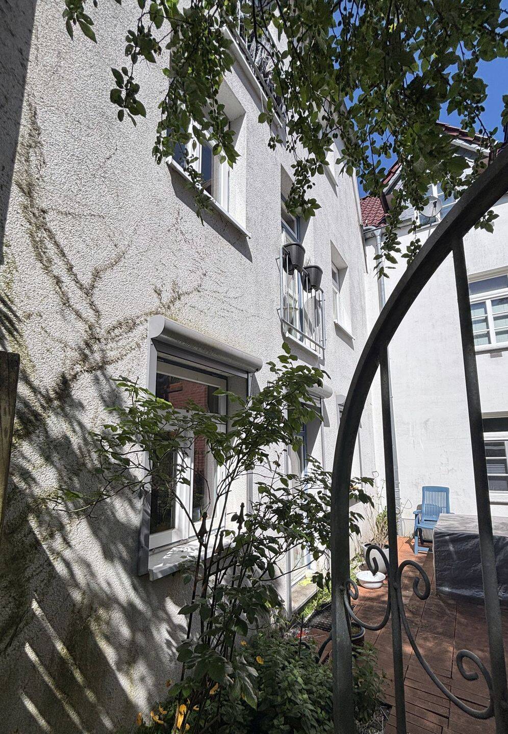 Voll vermietet: Wohn- und Geschäftshaus mit 1 Gewerbeeinheit und 3 Wohnungen im historischen Neuwerk, 24768 Rendsburg
