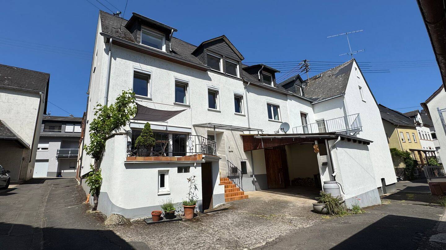 Schönes, gepflegtes Einfamilienhaus mit Terrasse und Garage in hochwassersicherer Lage in Zell-Kaimt, 56856 Zell (Mosel)
