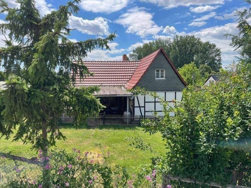 Ländliches Einfamilienhaus mit Teilkeller und Ausbaureserve + Nebengelass/Garagen, Hof-/Gartenflächen in Polleben, 6295 Eisleben