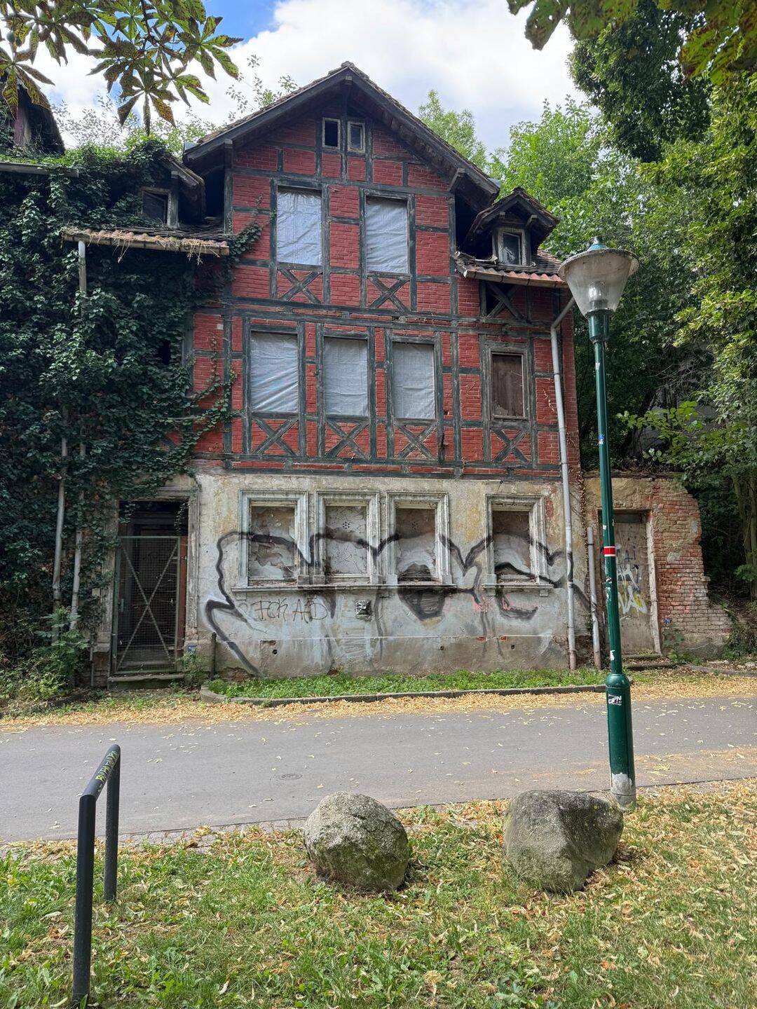3-Familienhaus in Saalfeld in idyllischer Uferlage – Saalfeld – Grünhain – Abriss !, 7318 Saalfeld/Saale