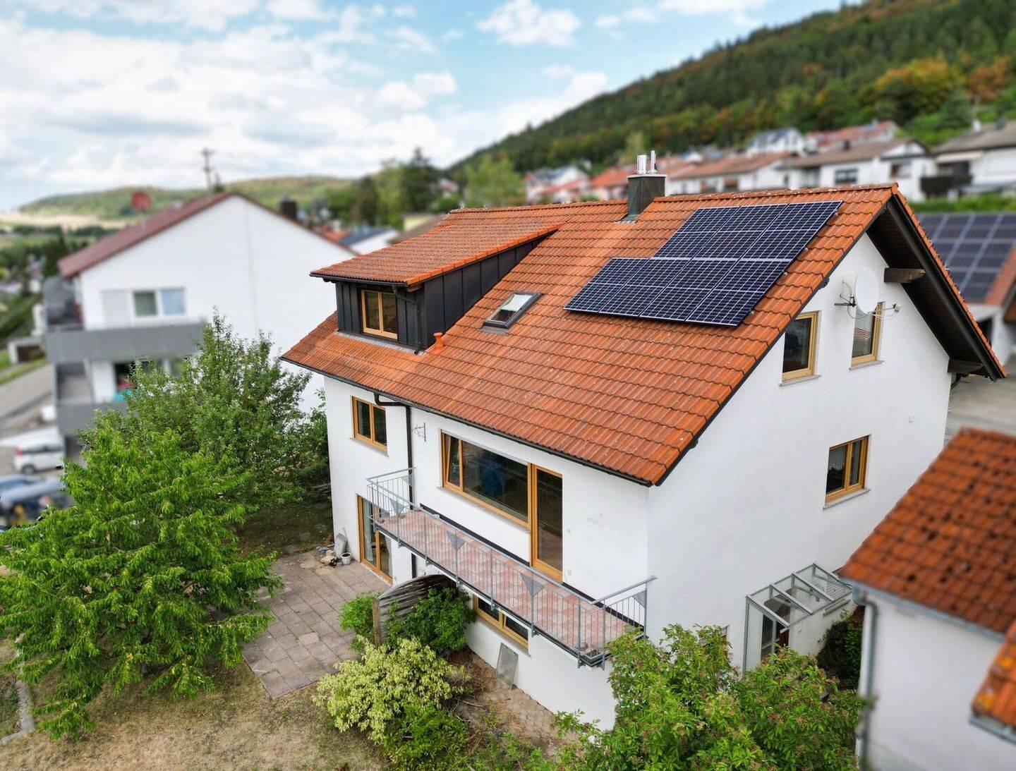 Freistehendes Einfamilienhaus von 1992 mit Einliegerwohnung, Westgarten, Garage und PV-Anlage, 72393 Burladingen