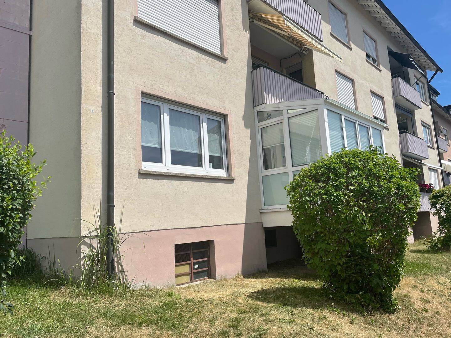 Attraktive 4-Zimmer-Wohnung mit Wintergarten und zwei Garagen in Pfullendorf, 88630 Pfullendorf