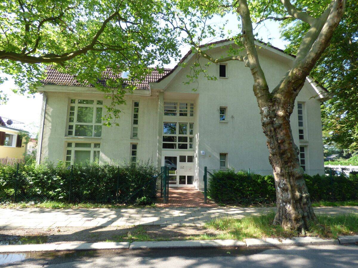 Großzügig geschnittene Dachgeschosswohnung in grüner Lage!! ***Wannenbad***, 13053 Berlin (Lichtenberg Hohenschönhausen)