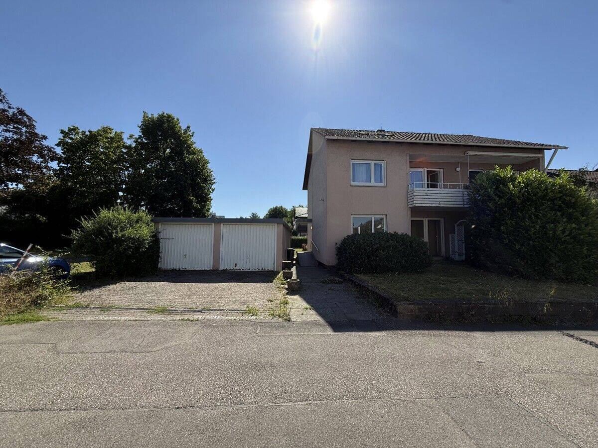 RENOVIERUNGSBEDÜRFTIGES ZWEIFAMILIENHAUS MIT 2 GARAGEN AUF GROSSZÜGIGEM GRUNDSTÜCK IN RUHIGER LAGE, 74177 Bad Friedrichshall