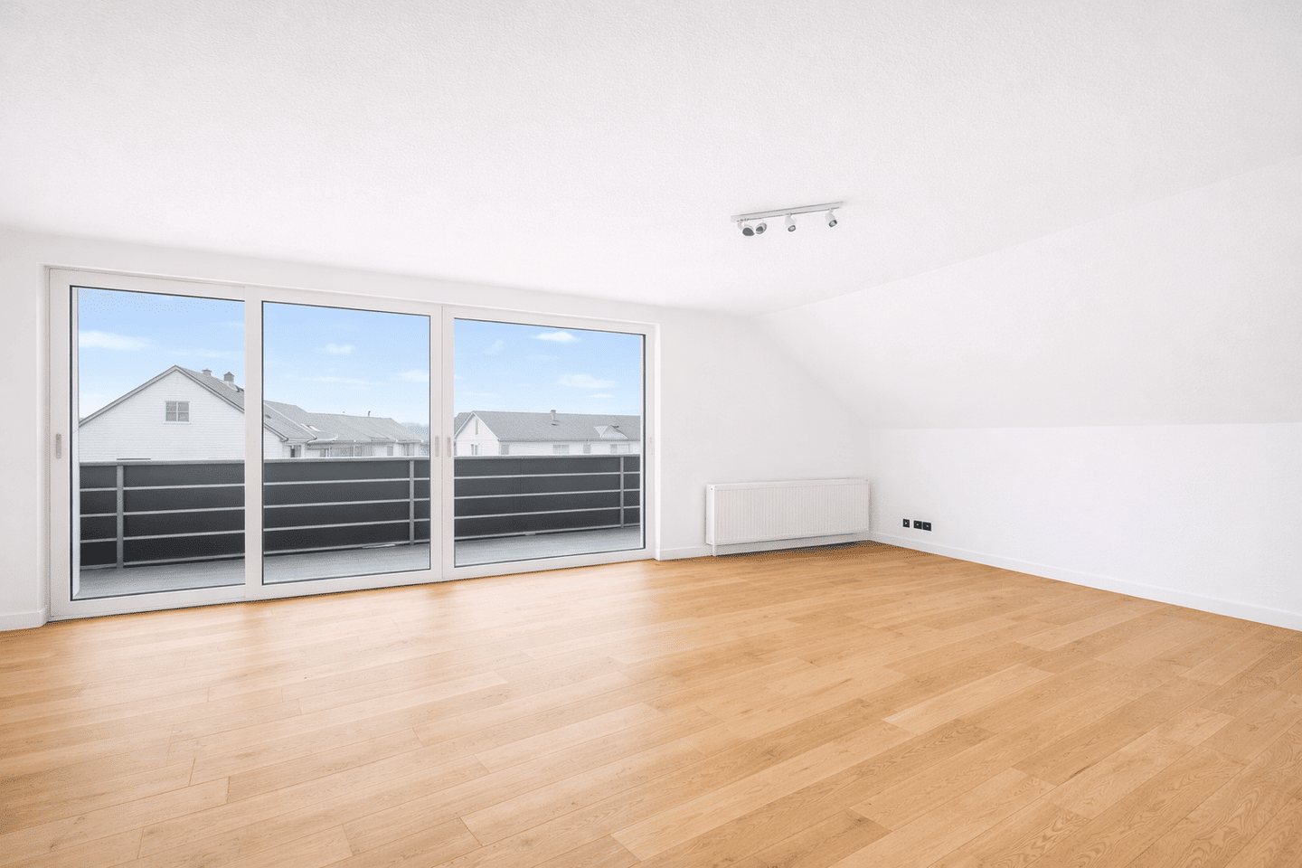 Erstbezug nach Modernisierung: 3-Zi.-Wohnung mit Südbalkon, SP & Gartenmitben. in Roth, Eckersmühlen, 91154 Roth