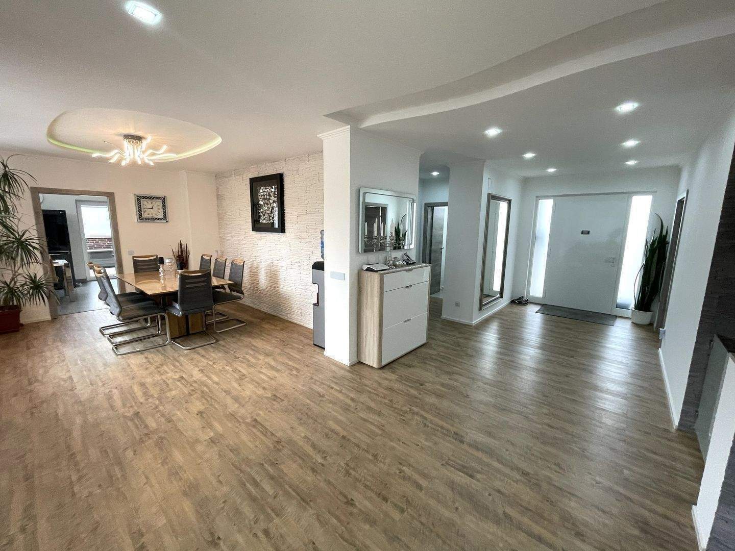 Exklusiver, moderner Winkel-Bungalow inkl. schöner EBK, hochwertiger Möbel, Kamin, Sauna, 2 Terrassen, uvm., 41189 Mönchengladbach