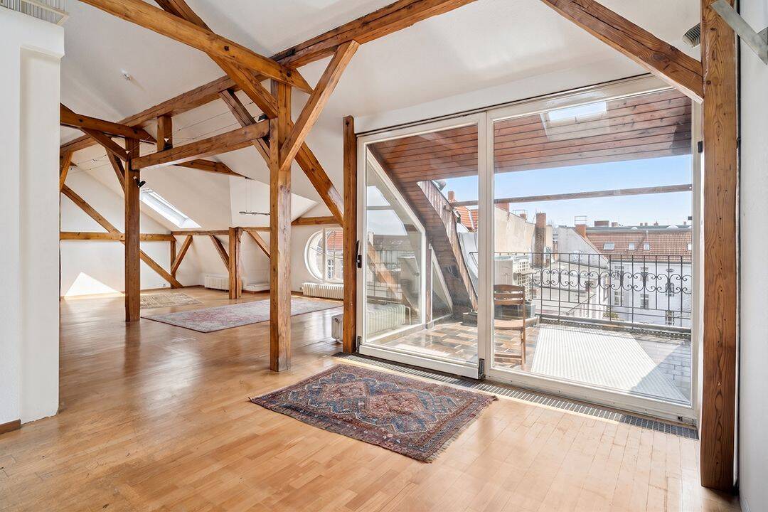 Weitläufige Dachgeschosswohnung mit Galerie, Dachterrasse und viel Potenzial, 10557 Berlin (Mitte Hansaviertel Moabit Tiergarten)