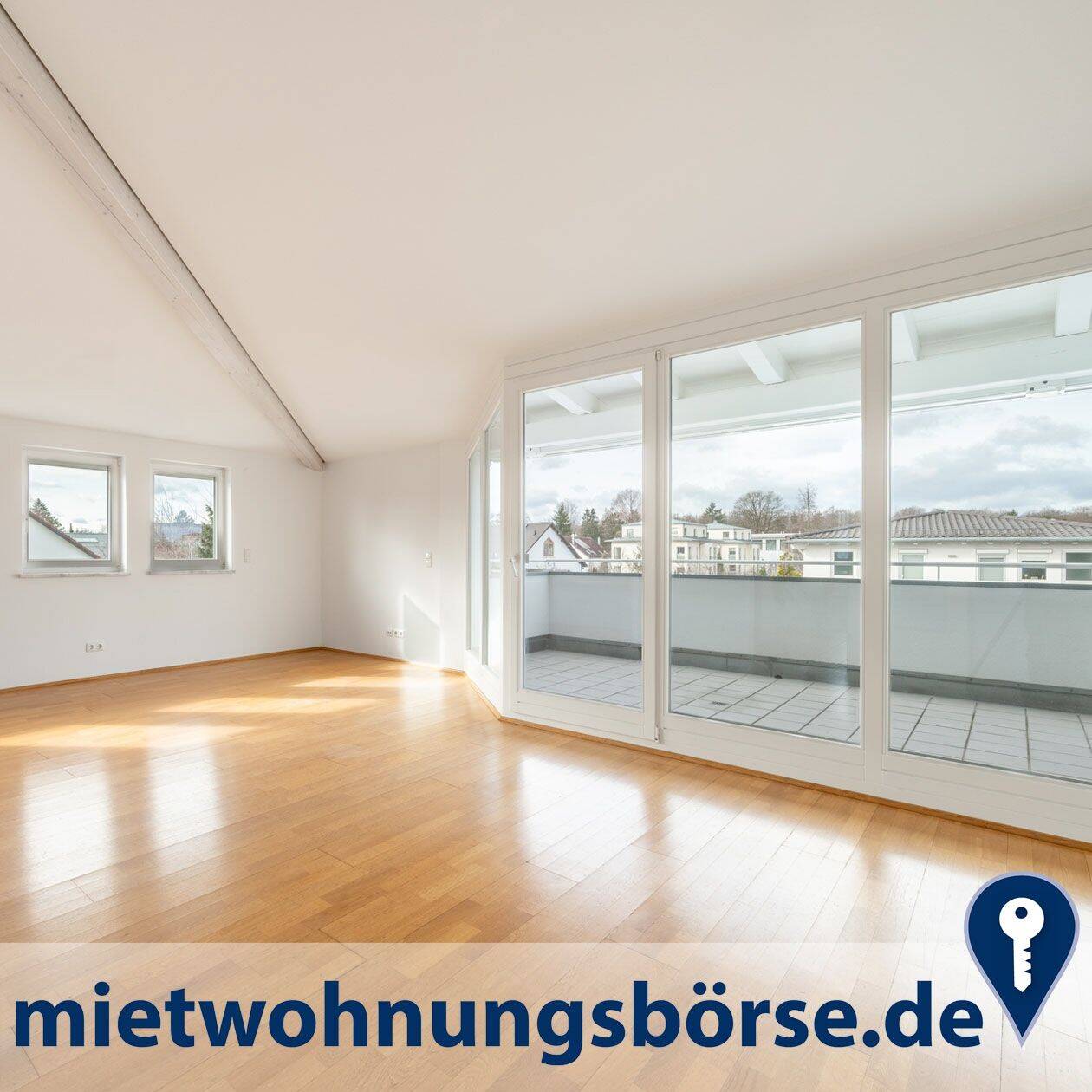 AIGNER – Wohnen mit Weitblick: Lichtdurchflutete Dachgeschosswohnung im Herzen Pullachs, 82049 Pullach i. Isartal
