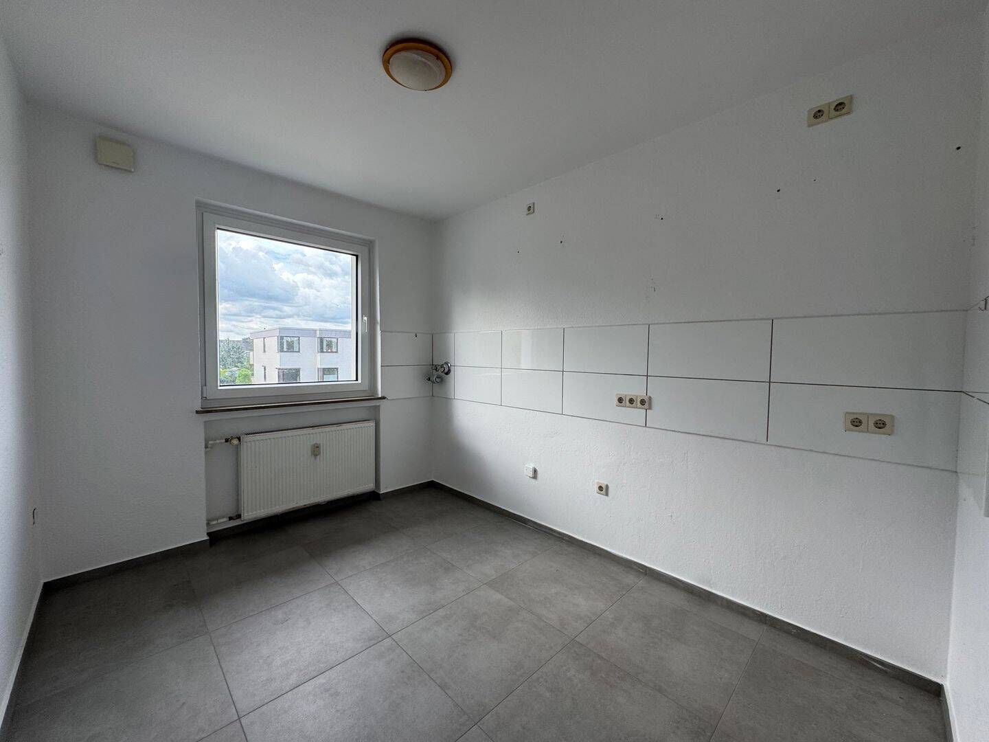 Modernisierte 3,5-Zimmer-Wohnung im 1. OG, 27574 Bremerhaven (Geestemünde Schiffdorferdamm Surheide)