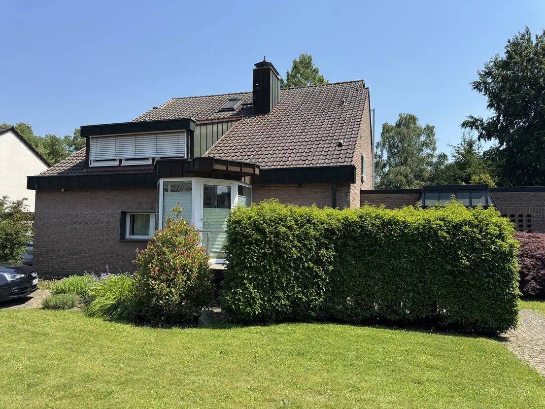 Erdgeschosswohnung im Zweifamilienhaus mit eigenem Eingang, Indoor-Pool, Sauna und Garten