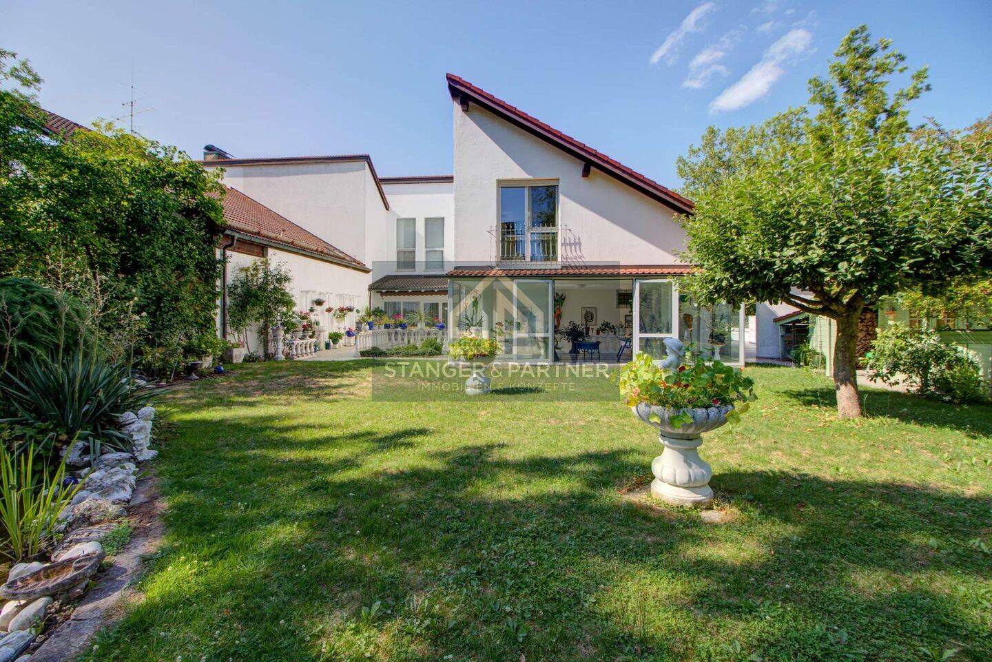 Exklusives Reihenendhaus mit parkähnlichem Grundstück, in Bestlage von Ottobrunn, 85521 Ottobrunn
