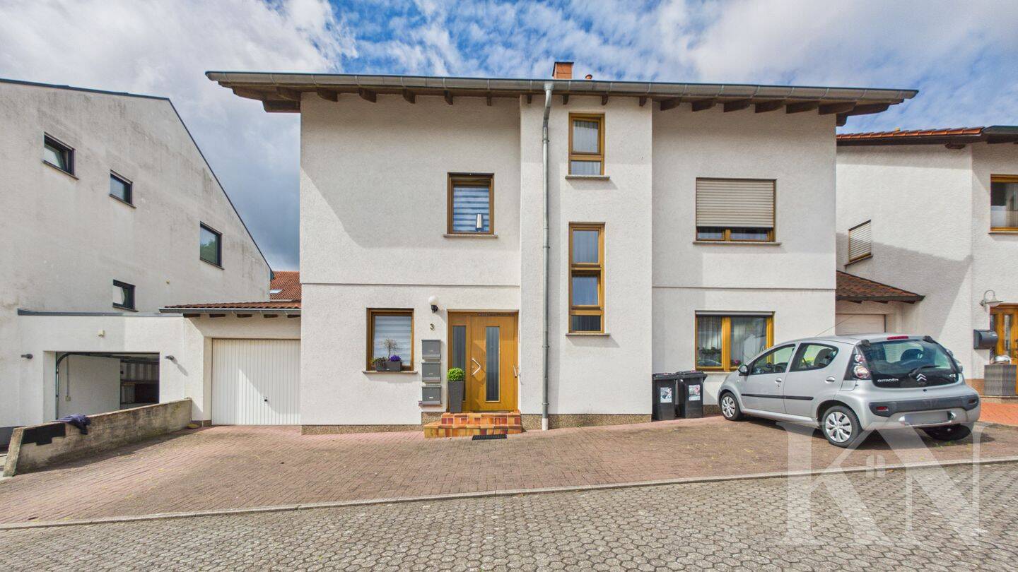 Großzügige 3-Zimmer-Dachgeschosswohnung mit Balkon in Püttlingen, 66346 Püttlingen