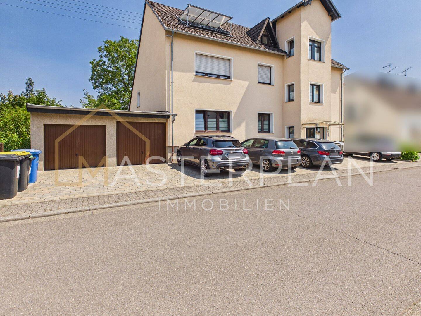 Unterfelsberg: Freistehendes Dreifamilienhaus mit 2 Garagen, 66802 Überherrn