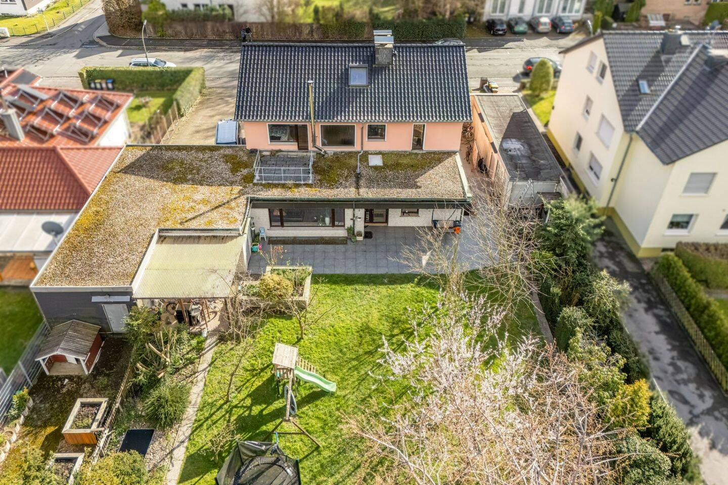 Großzügiges Familienhaus mit Einliegerwohnung auf traumhaftem Grundstück, 44328 Dortmund (Scharnhorst)