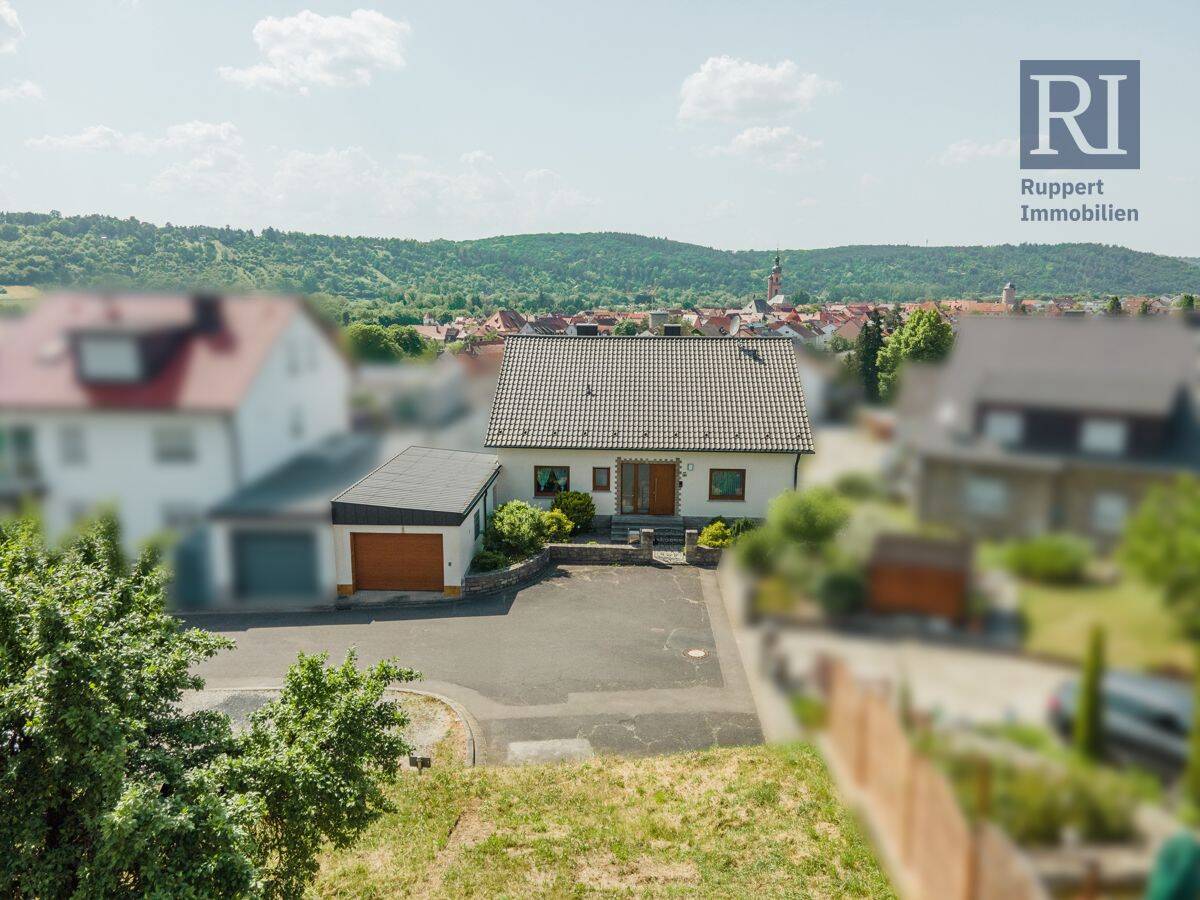 Großzügiges Zuhause mit Fernblick über Eibelstadt, 97246 Eibelstadt