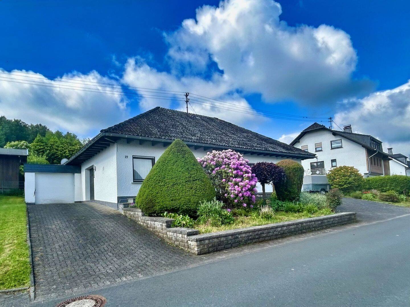 Seltener Bungalow mit viel Platz und 2 Garagen in Kirchhundem-OT, 57399 Kirchhundem