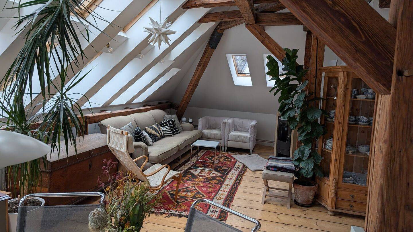 Wohnen mit Charakter: Großzügige 4,5-Zimmer-Dachgeschosswohnung im Viertel, 28203 Bremen (Fesenfeld Ostertor Steintor)