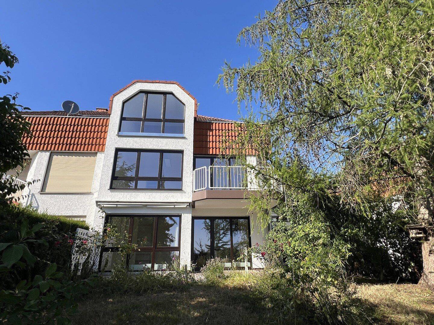 Große Doppelhaushälfte im Split-Level-Stil mit Panorama-Fernsicht, Studio-Atelier und schönem Garten, 65388 Schlangenbad