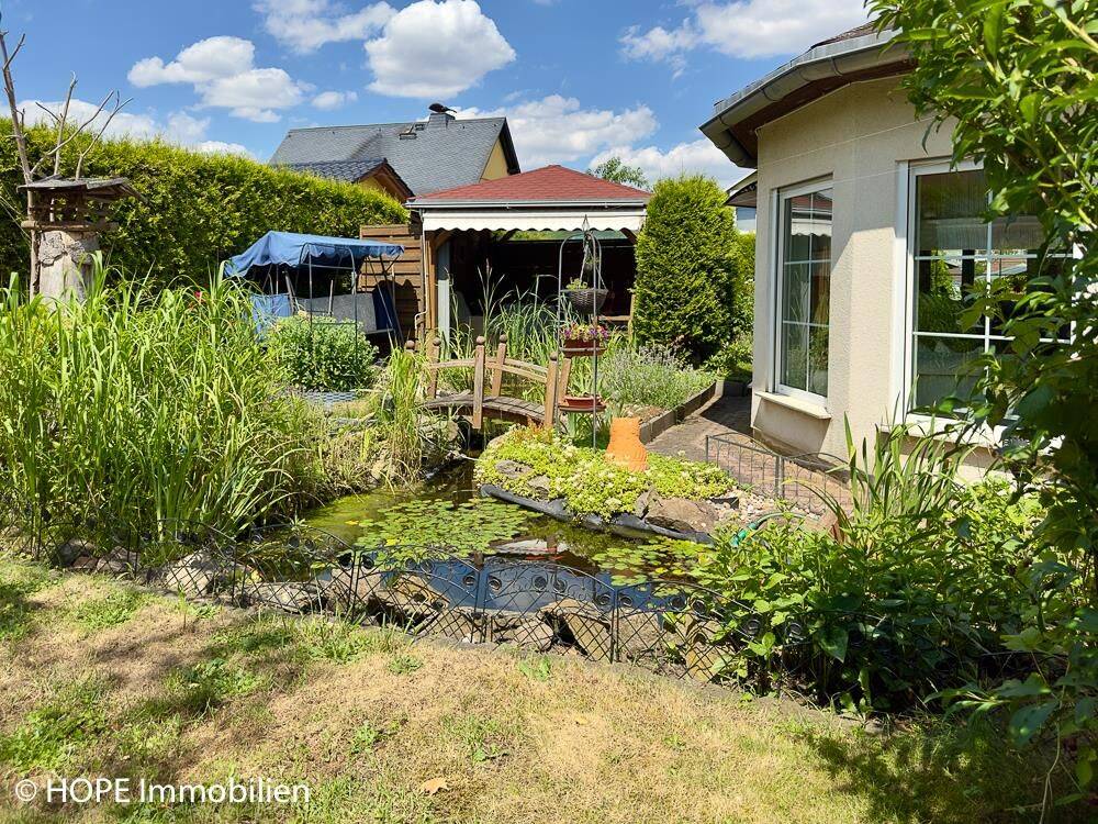 Einfamilienhaus im Bungalow-Stil mit liebevoll angelegtem Garten, Pool und Nebengebäude in Nünchritz, 1612 Nünchritz
