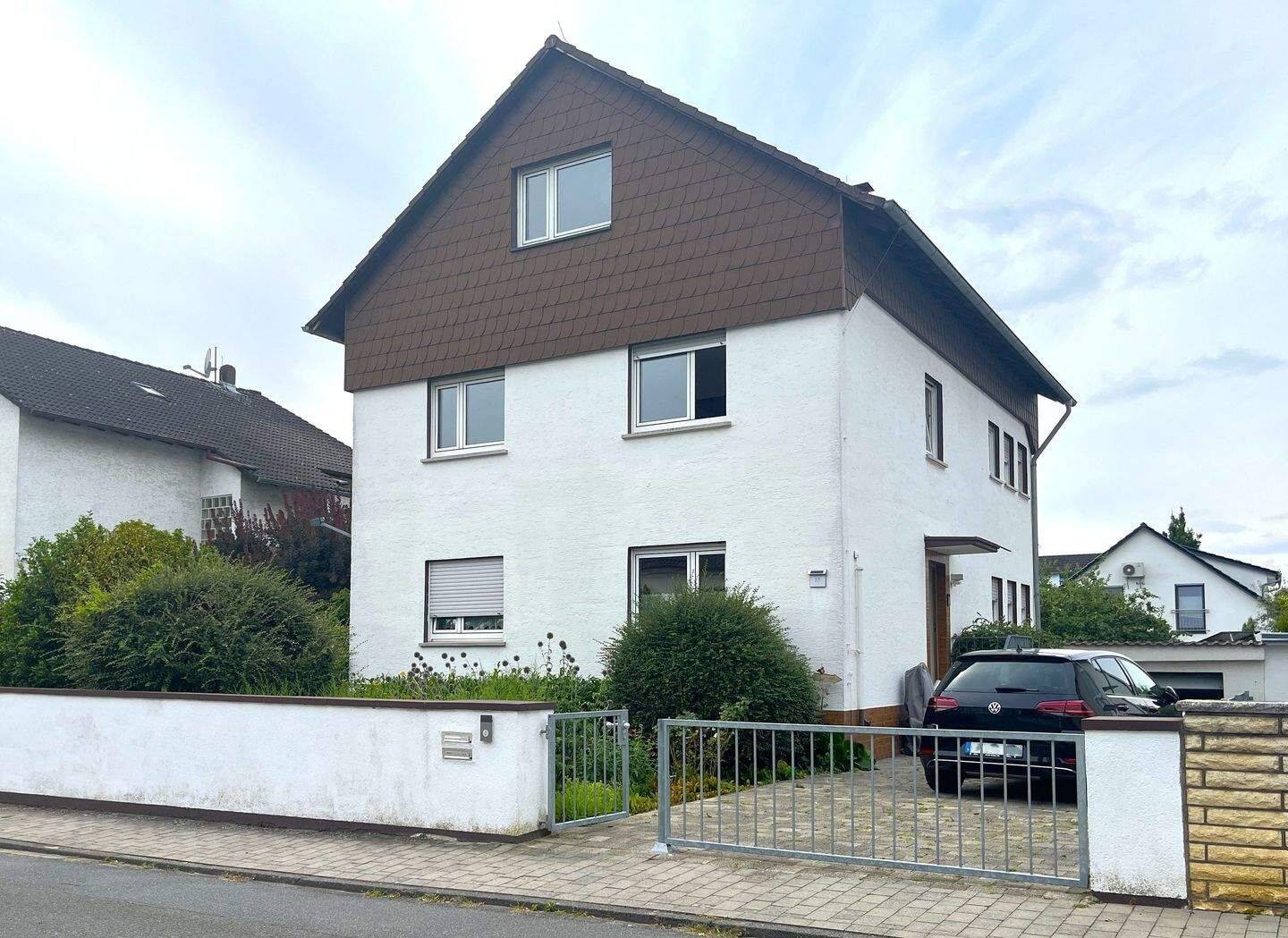 Charmantes Zweifamilienhaus auf großzügigem Grundstück in Egelsbach, 63329 Egelsbach