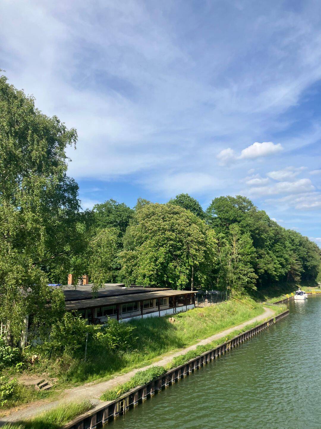 Vielseitiges Grundstück mit großem Gebäude, Kanalblick und Alleinlage, 38176 Wendeburg