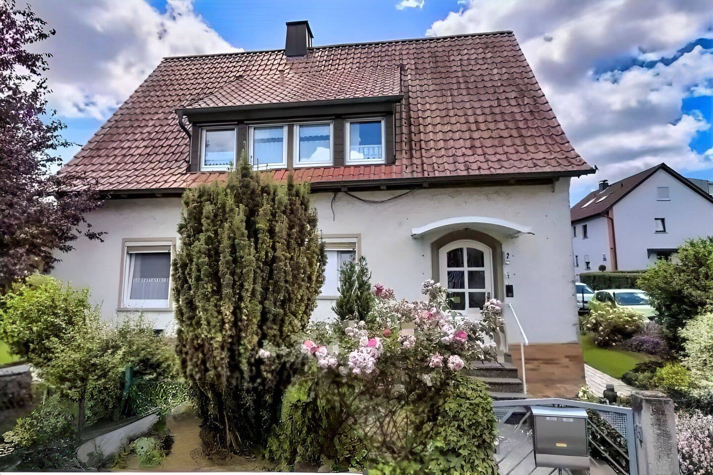 Zweifamilienhaus in Geldersheim mit Nebengebäuden, 97505 Geldersheim