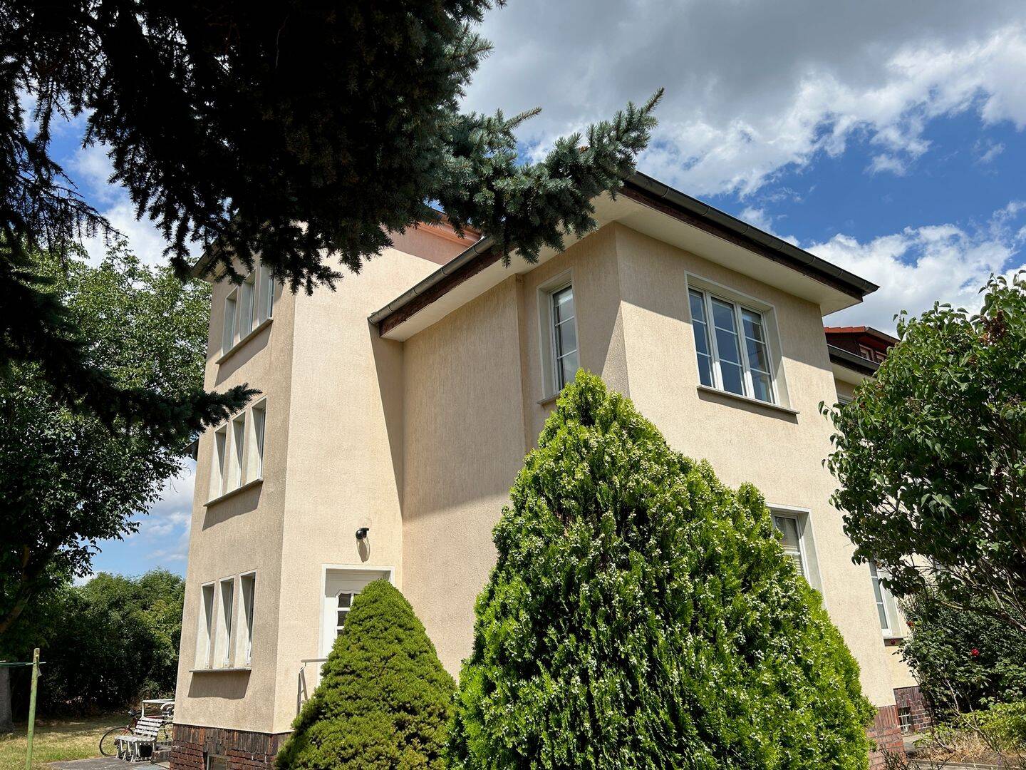 Charmante Dachgeschosswohnung mit Sichtbalken & Einbauküche nahe des Geiseltalsees mit Garten!, 6242 Braunsbedra