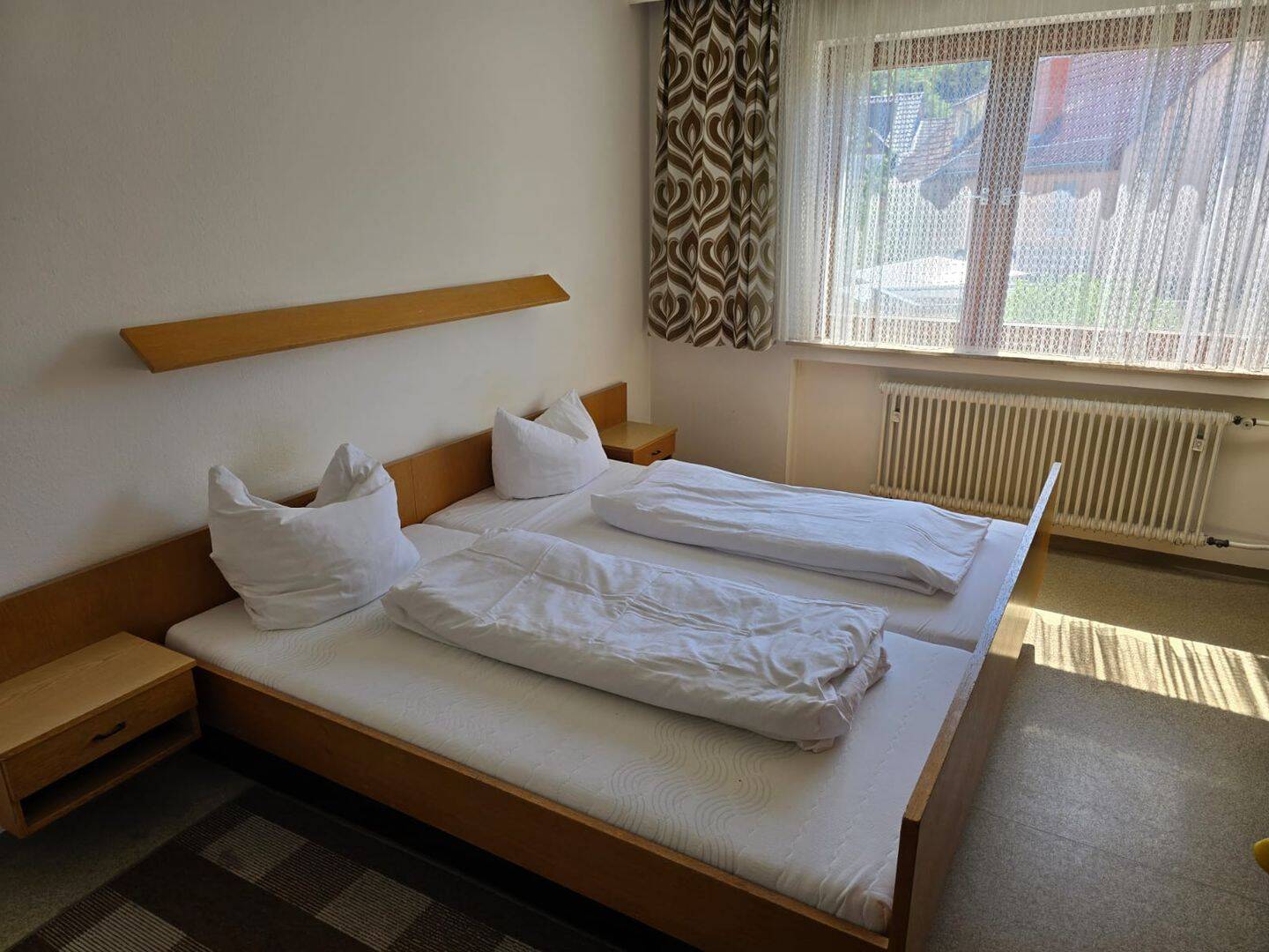 Möbliertes Zimmer mit Doppelbett und eigener Dusche, 75181 Pforzheim