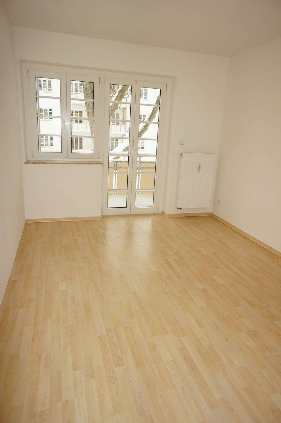 1. OG – Balkon / große Küche / Bad mit Dusche / frei ab 1.9. – Chemnitz – Bild 1 von 3