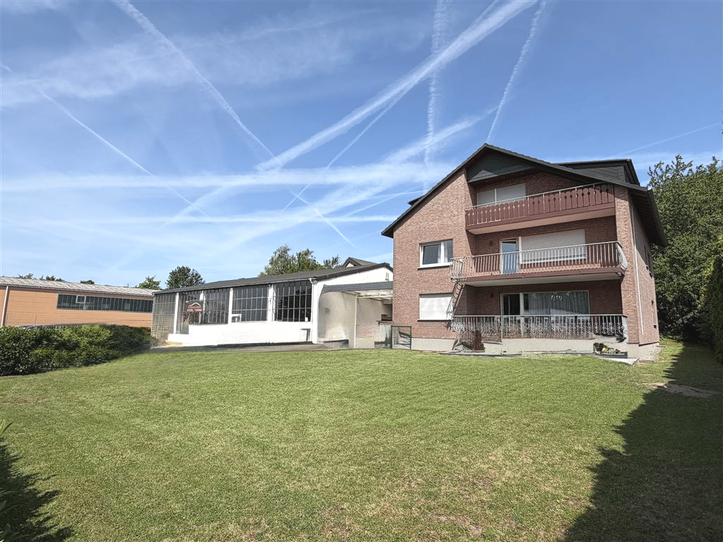 Saniertes Zweifamilienhaus mit Büroetage und zwei Gewerbehallen – Wohnen und Arbeiten perfekt kombiniert, 59519 Möhnesee