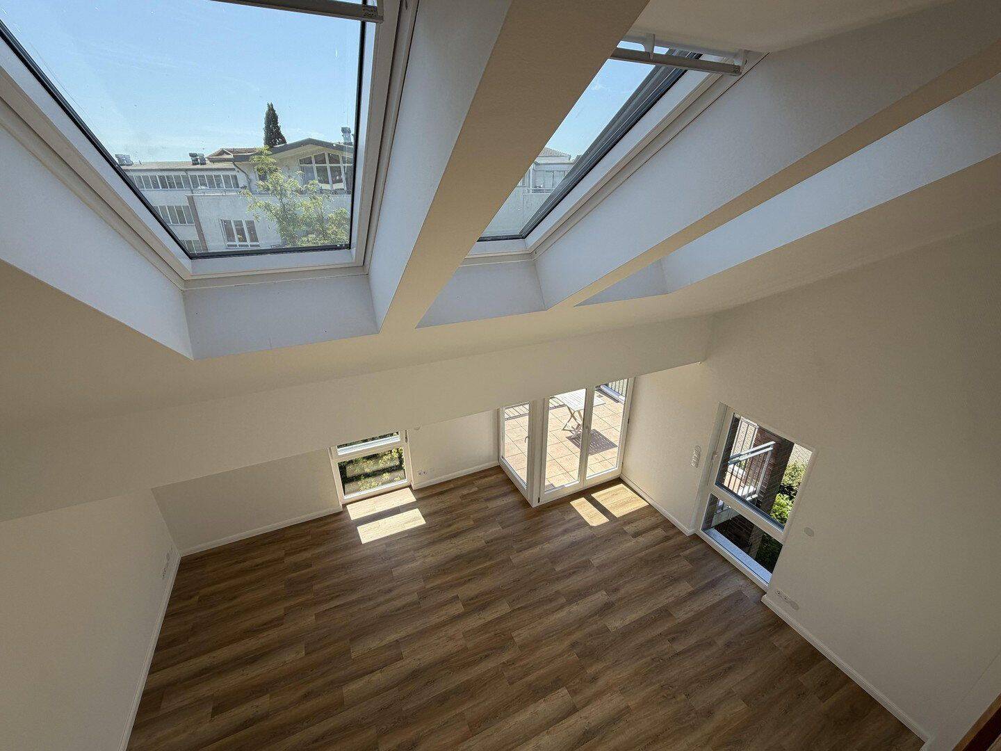 Renovierte Dachgeschosswohnung mit Südwestbalkon und großzügigem Zuschnitt, 21244 Buchholz in der Nordheide