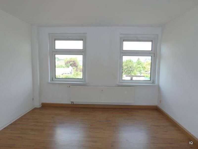 Hübsche 3,5-Zimmer-Wohnung mit Laminatboden und Badewanne * ruhige Lage – Blick in die Gärten, 1587 Riesa