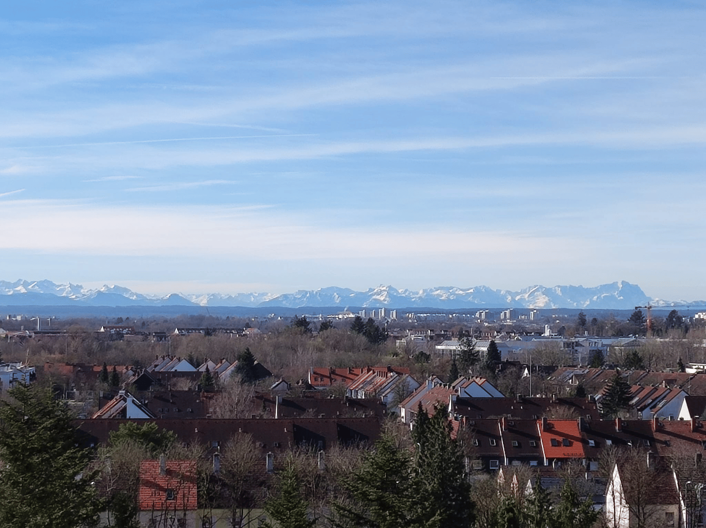Weitblick bis zu den Alpen: Helle 3-Zimmer-Wohnung mit windgeschützter Loggia und Tiefgarage, 81737 München (Ramersdorf-Perlach)