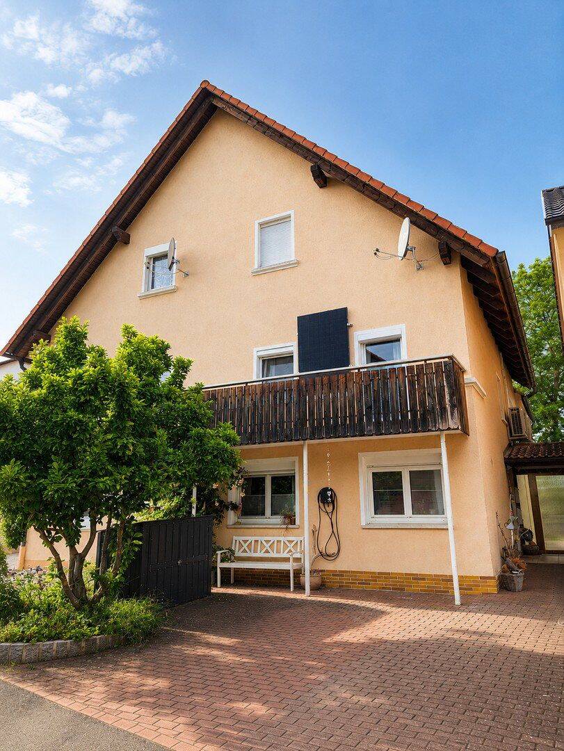 Modernisierte Doppelhaushälfte mit Garage, Garten & Bachzugang in Hutschdorf, 95349 Thurnau